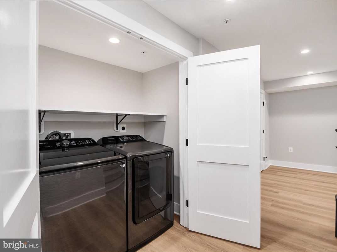 Interior, Recessed Lighting, Washer, Wood Texture Flooring