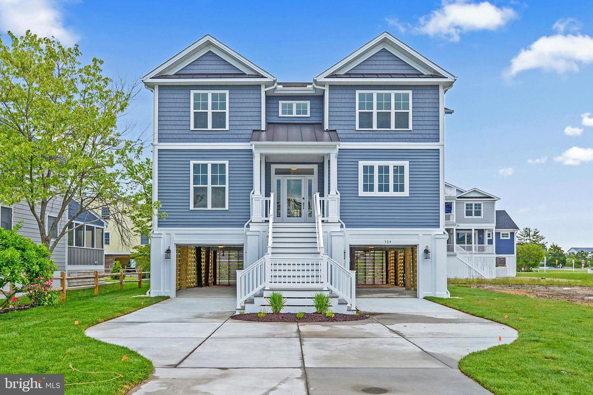Attached, Exterior, Facade, Queen Anne Victorian