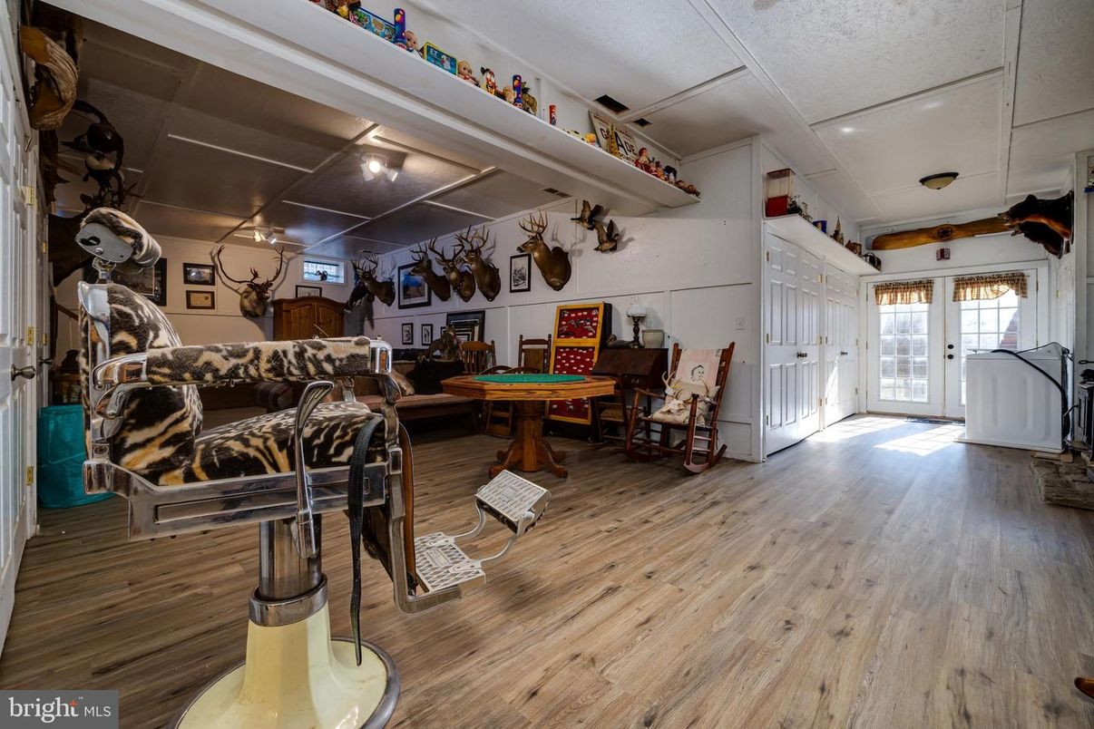 Billiard Table, Game Room, Interior, Wood Texture Flooring