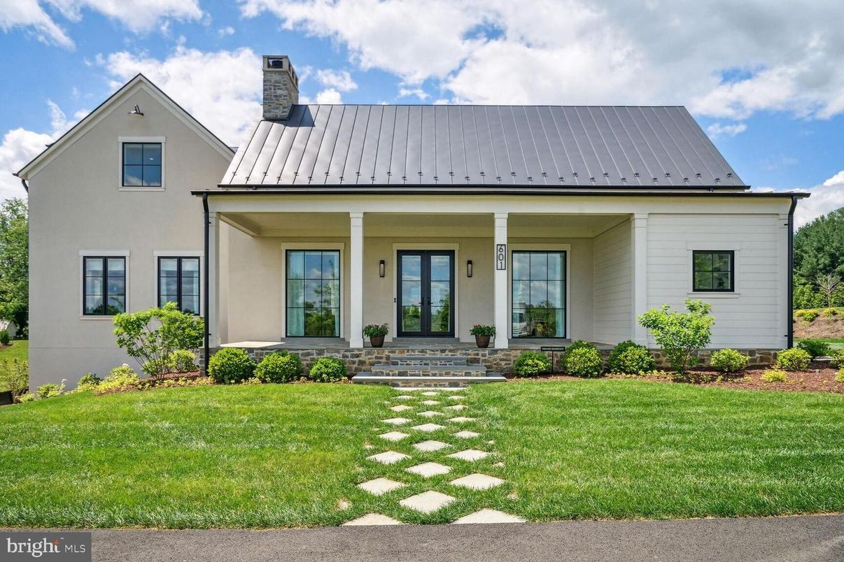 Exterior, Facade, Farmhouse