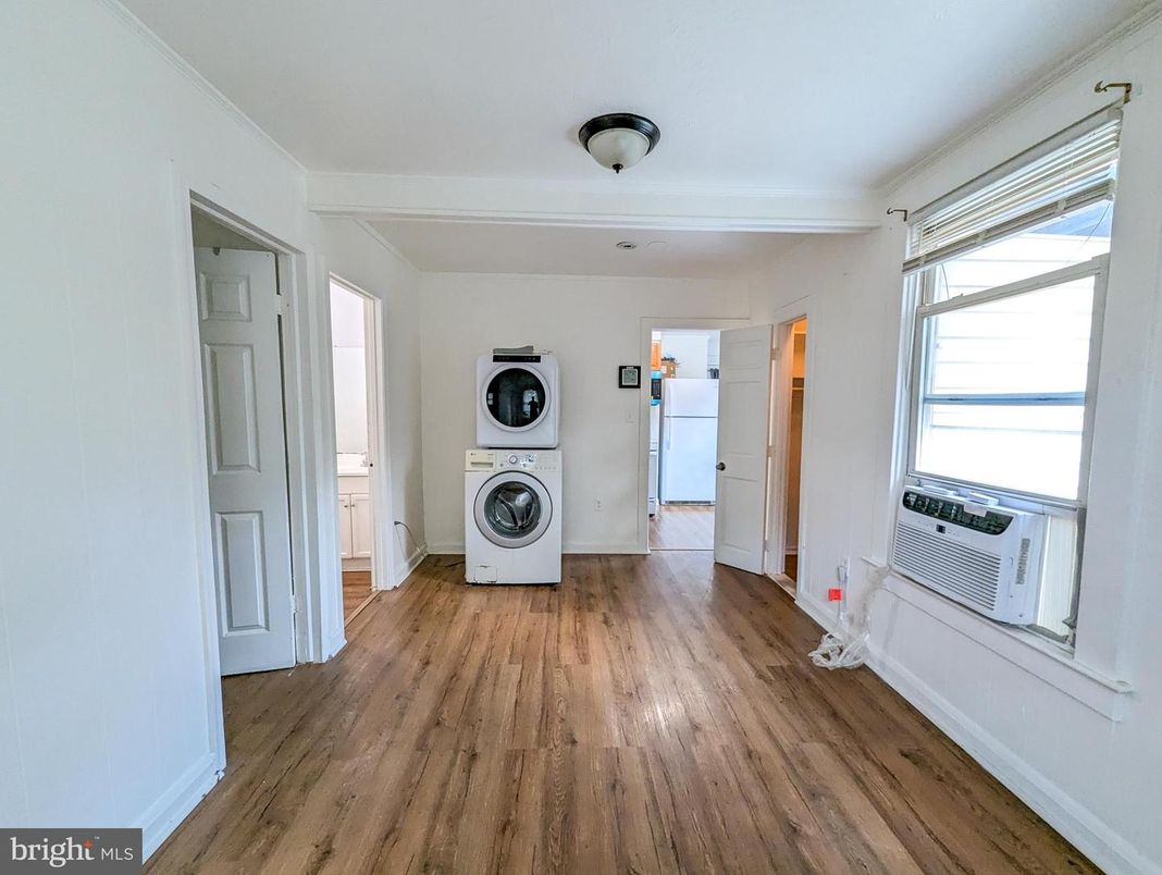 Interior, Utility Closets, Washer, Wood Texture Flooring
