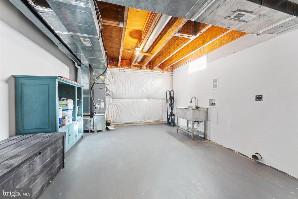 Interior, Washer, Wooden Beams, Wooden Ceilings