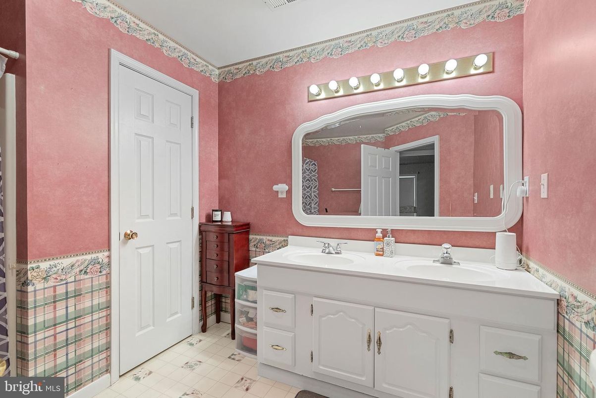 Bathroom, Dual Sink Vanities, Interior