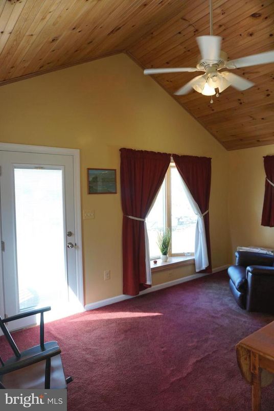 Empty room, Interior, Wooden Ceilings