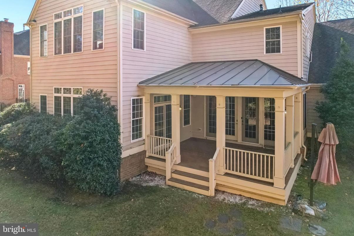 Exterior, Facade, None