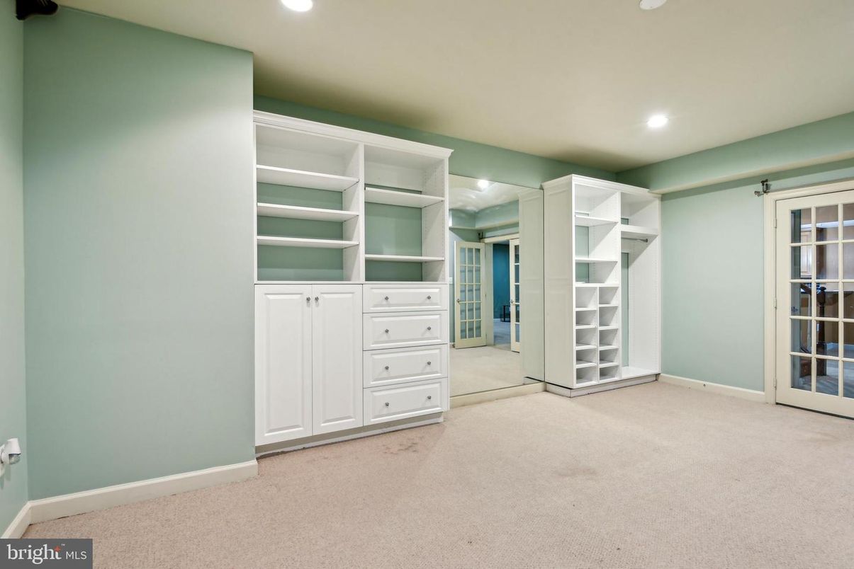 Empty room, Interior, Recessed Lighting, Walk-in Closets