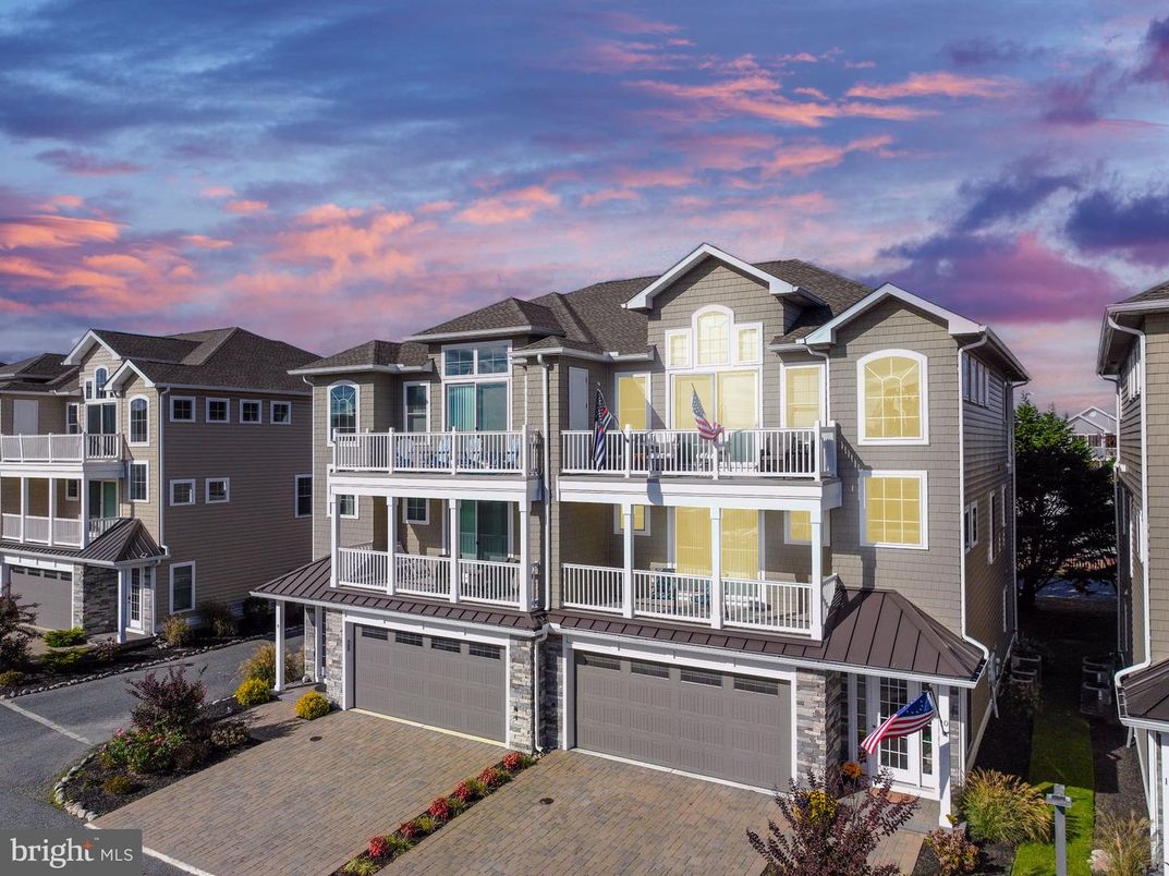 Attached, Exterior, Facade, Rowhouse