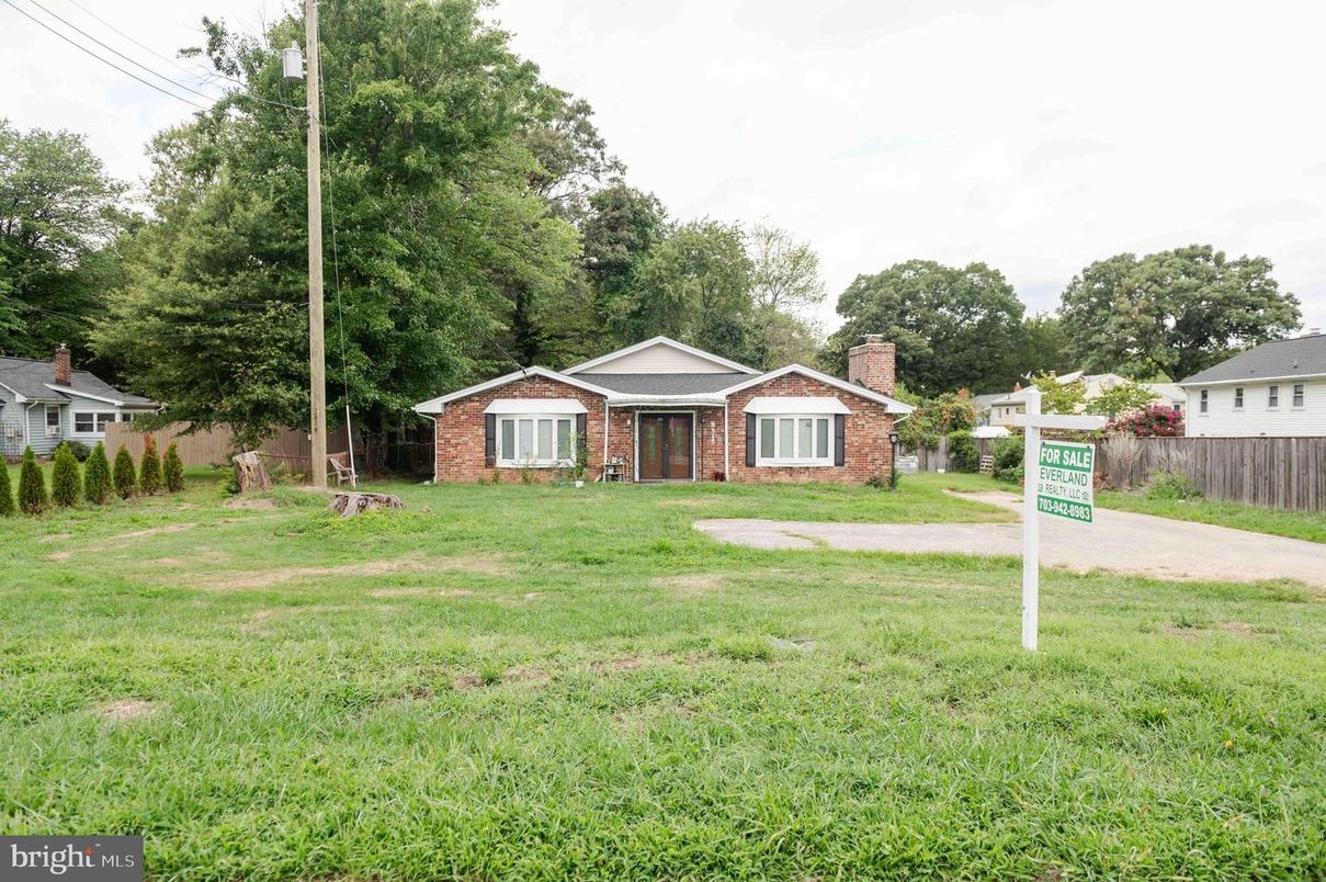 Backyard, Exterior, Facade, Brick Facade, None