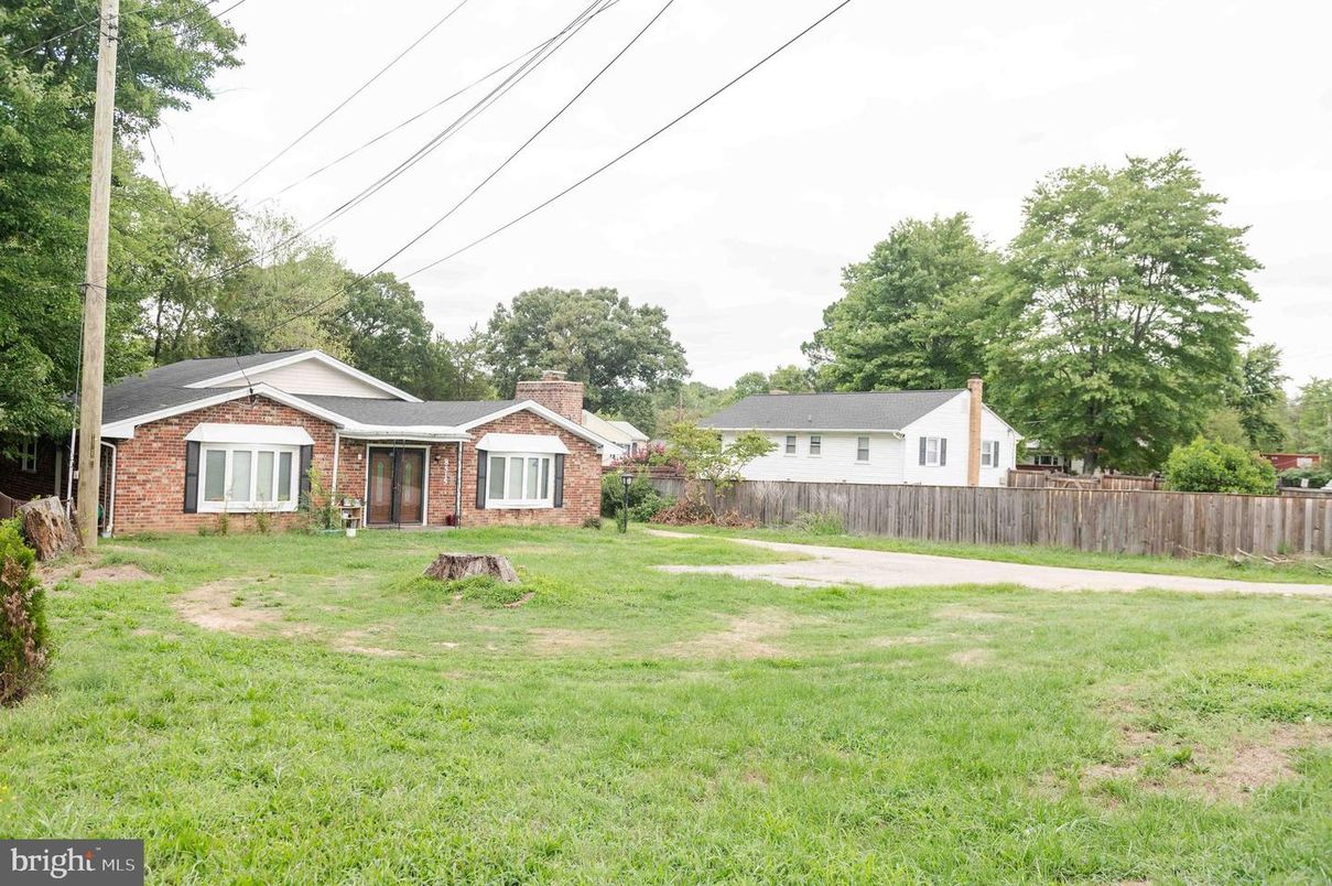 Backyard, Exterior, Facade, Brick Facade, Ranch