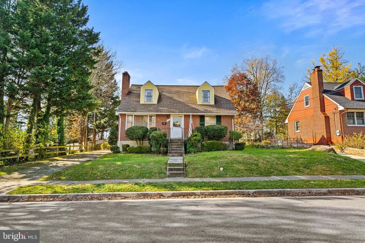 Exterior, Facade, Brick Facade, Cape Cod