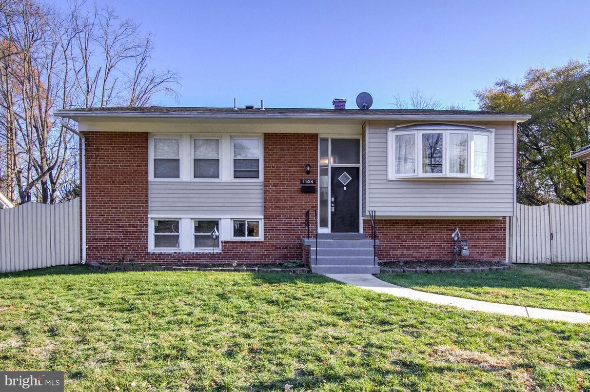 Exterior, Facade, Brick Facade, Raised Ranch