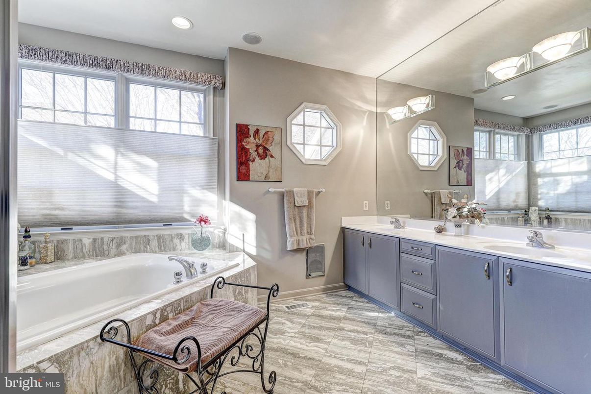 Bathroom, Dual Sink Vanities, Interior, Recessed Lighting