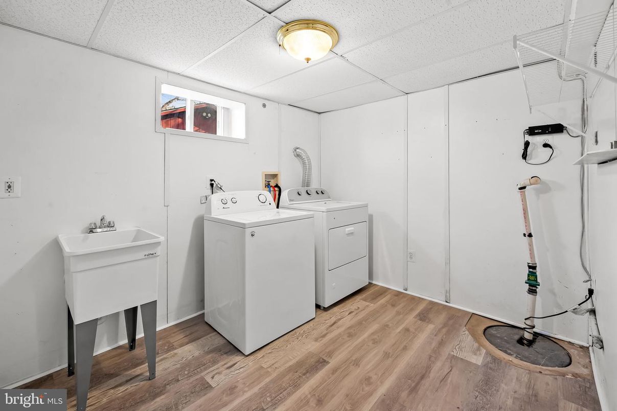 Interior, Washer, Wood Texture Flooring