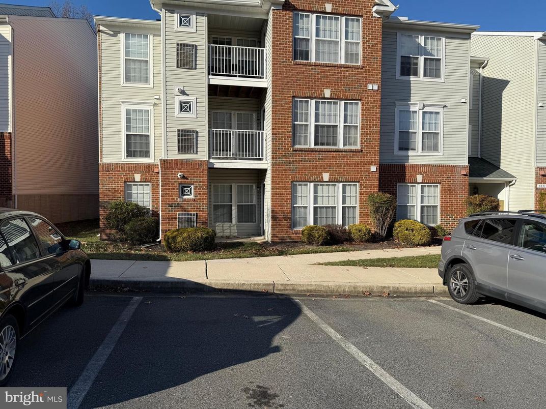 Exterior, Facade, Brick Facade, Rowhouse