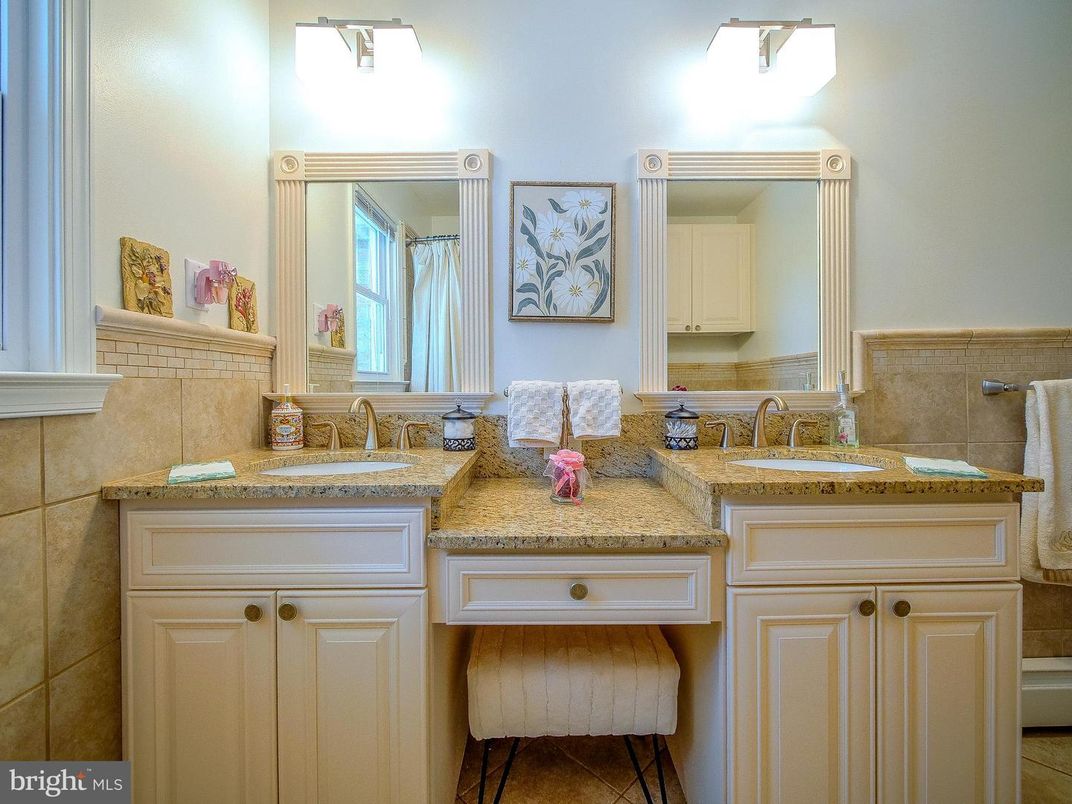 Bathroom, Dual Sink Vanities, Interior