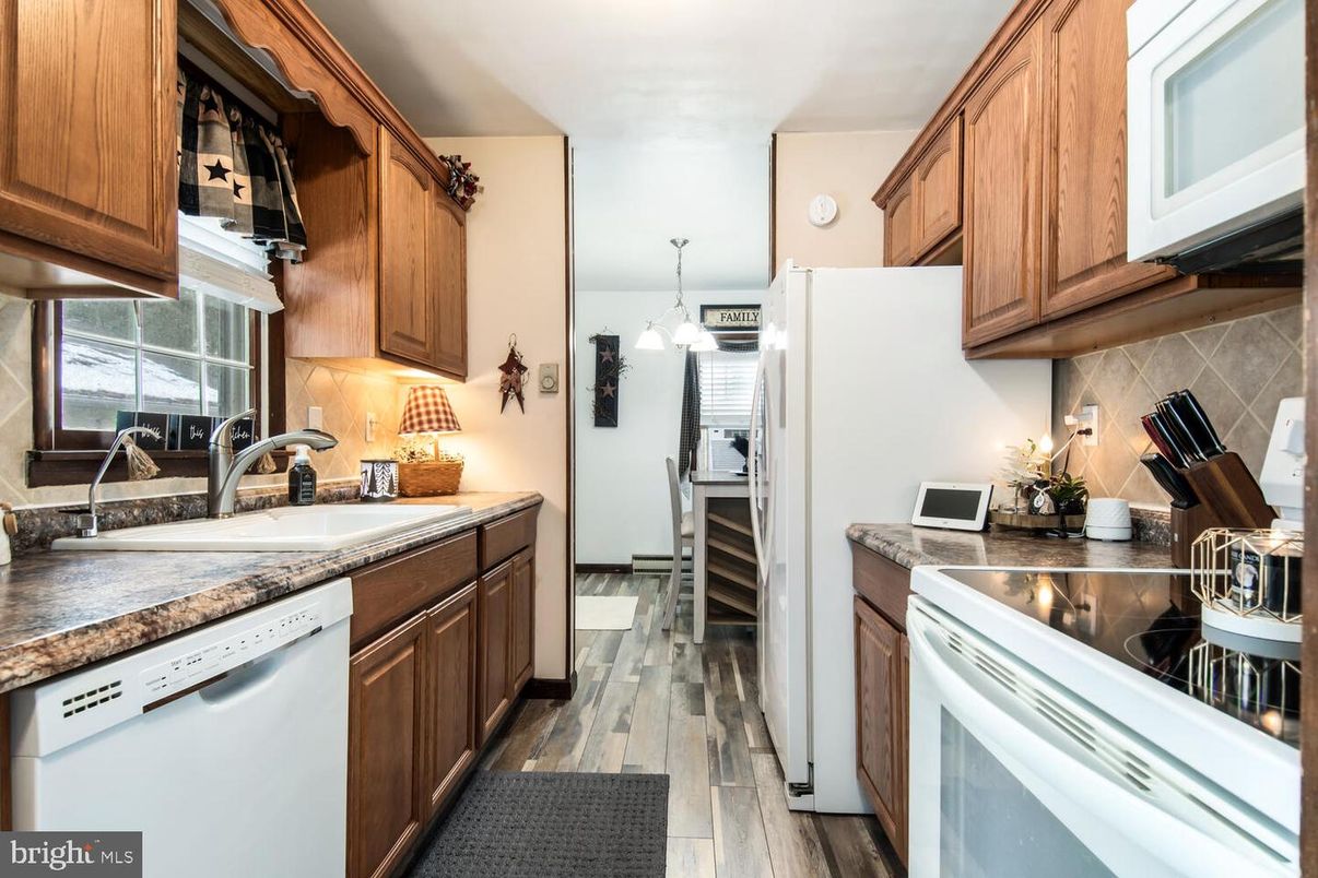 Interior, Kitchen, Pendant Lights, Wood Texture Flooring