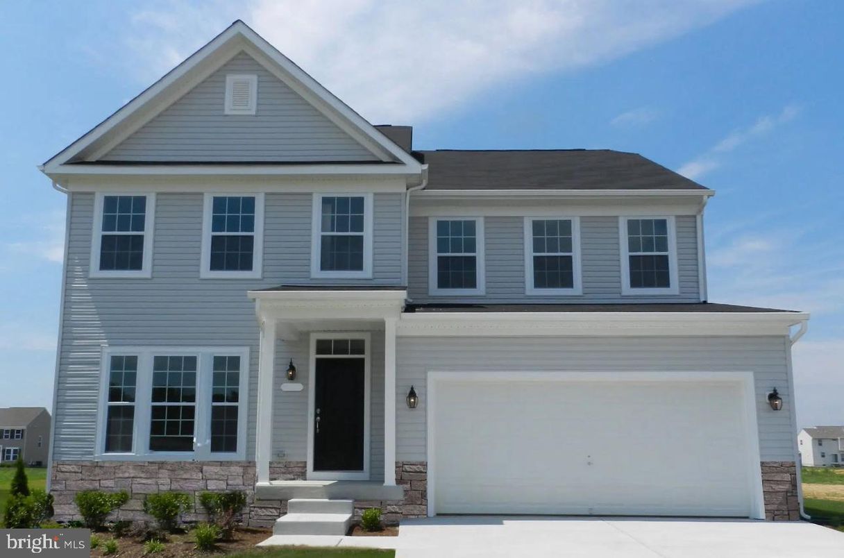 Attached, Exterior, Facade, Farmhouse