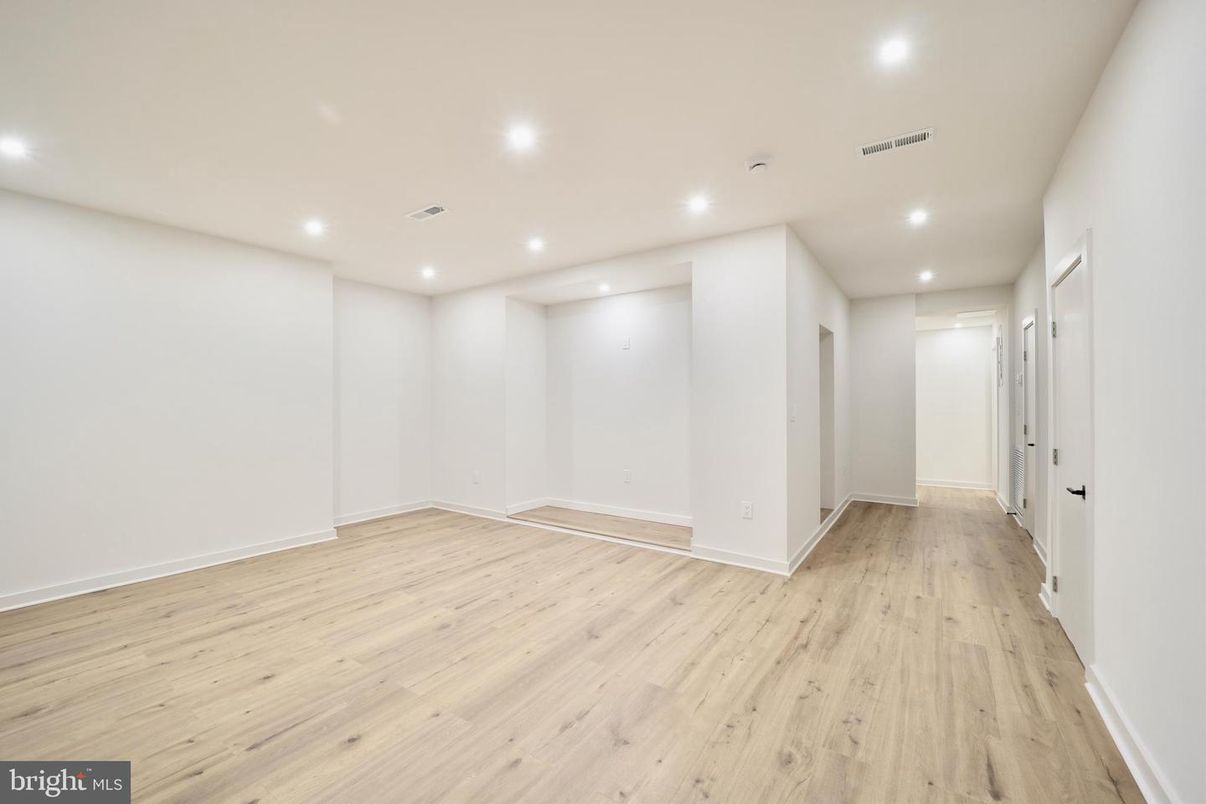 Empty room, Interior, Recessed Lighting, Wood Texture Flooring