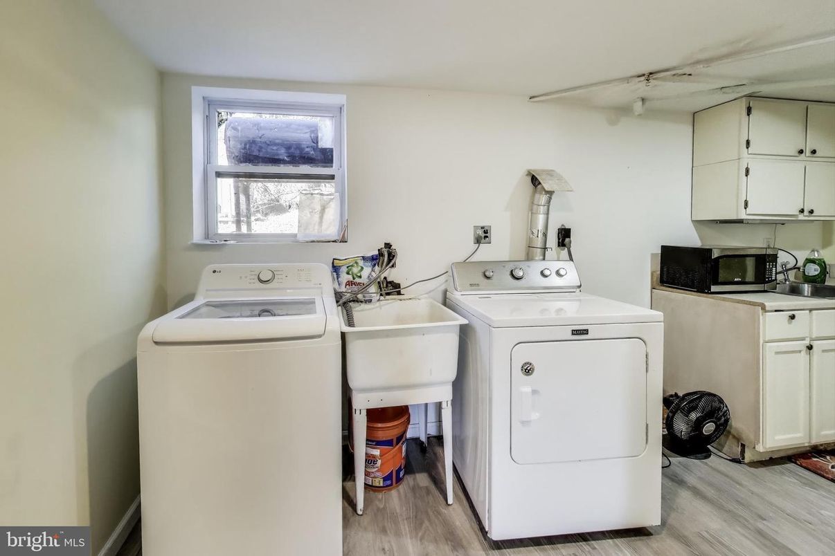 Interior, Washer, Wood Texture Flooring