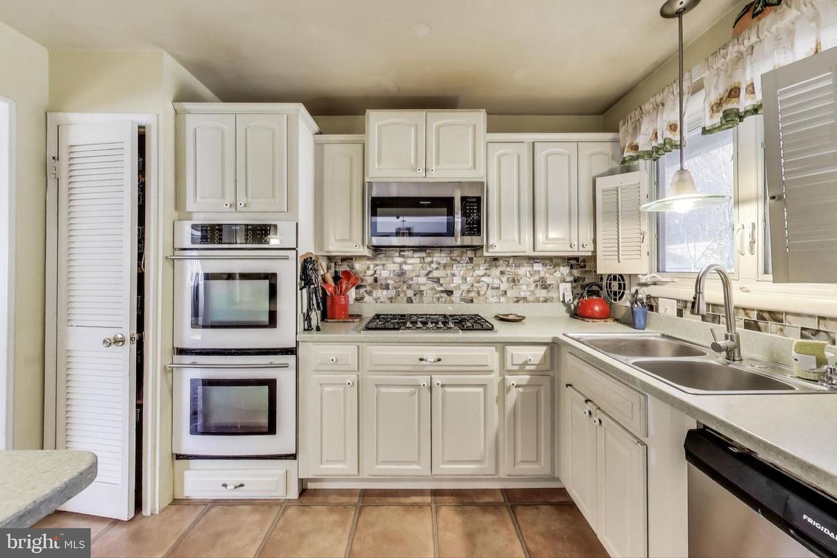 Interior, Kitchen, Pendant Lights, Stainless Steel Appliances
