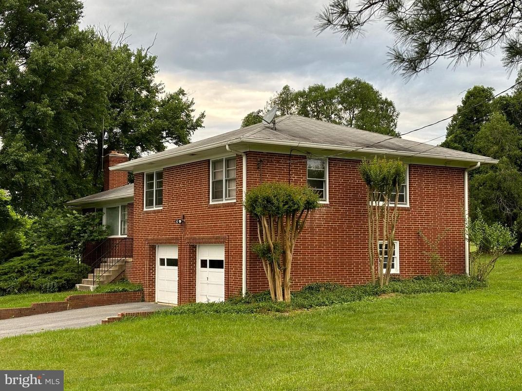 Attached, Exterior, Facade, Brick Facade, Split Level