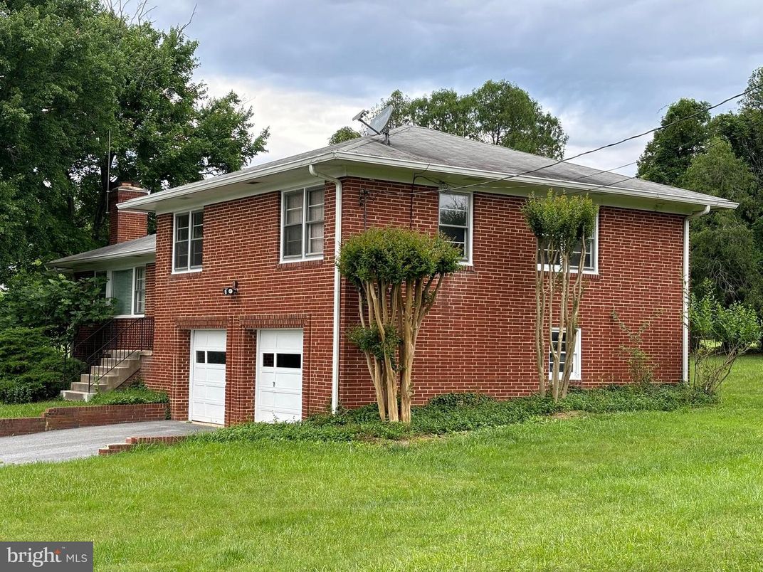 Attached, Exterior, Facade, Brick Facade, Split Level