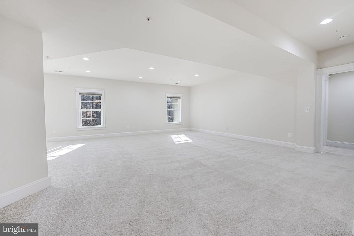 Empty room, Interior, Recessed Lighting