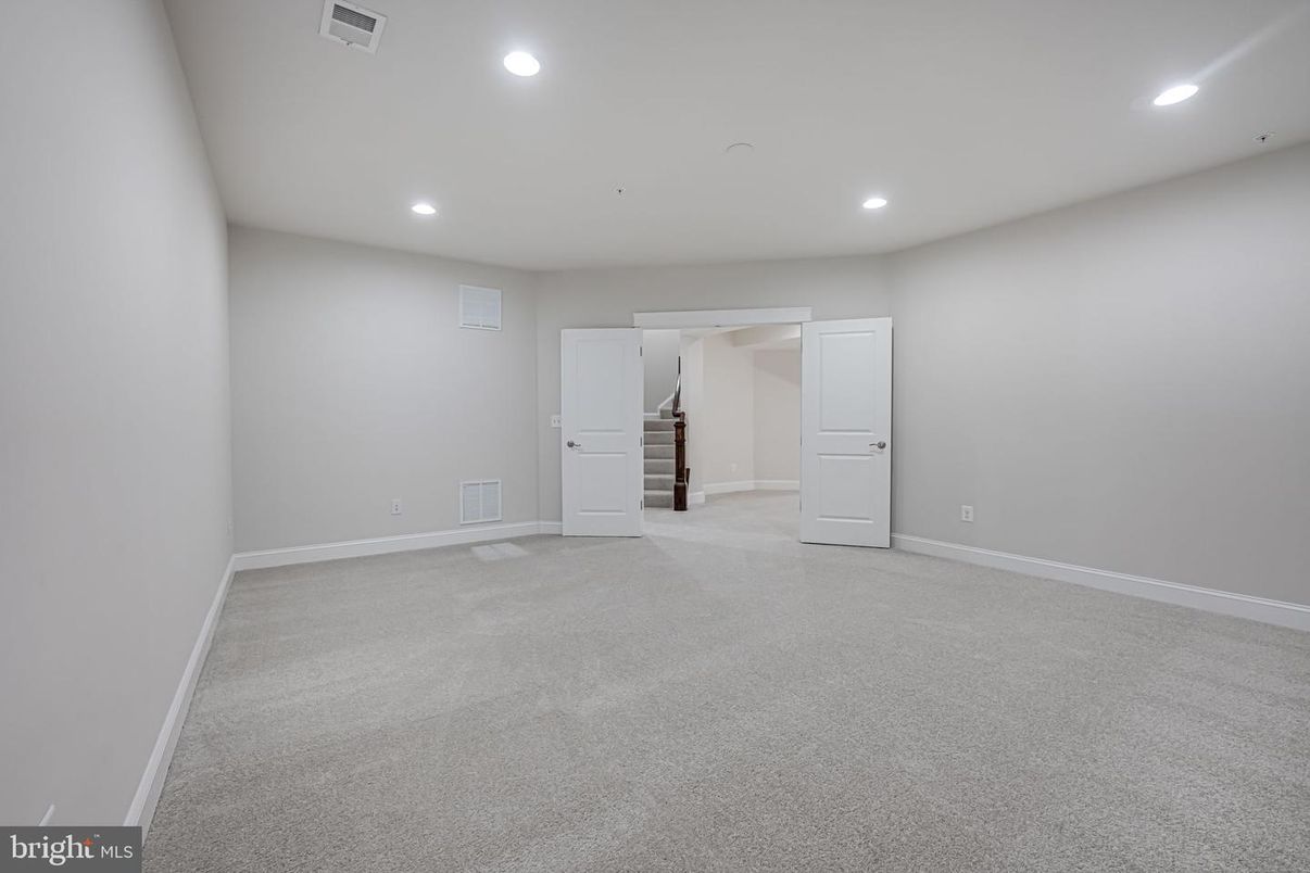Empty room, Interior, Recessed Lighting