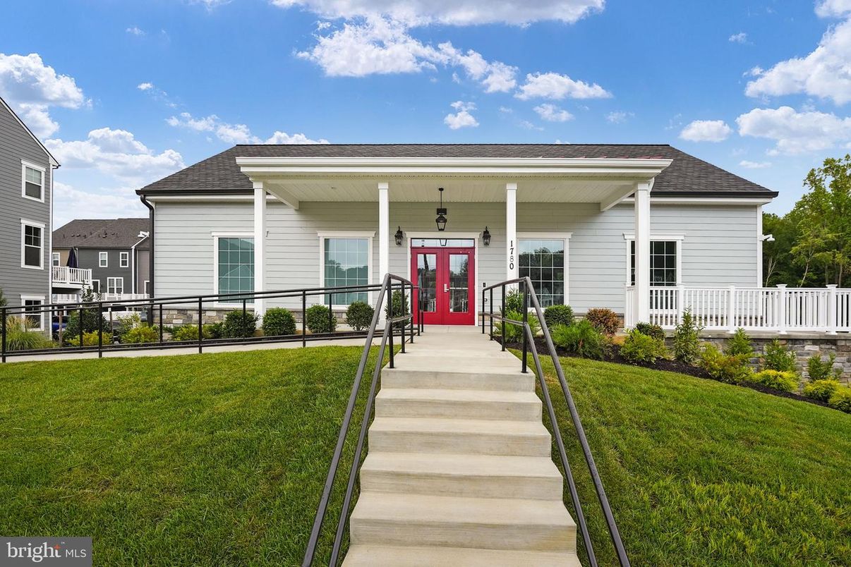Exterior, Facade, Ranch