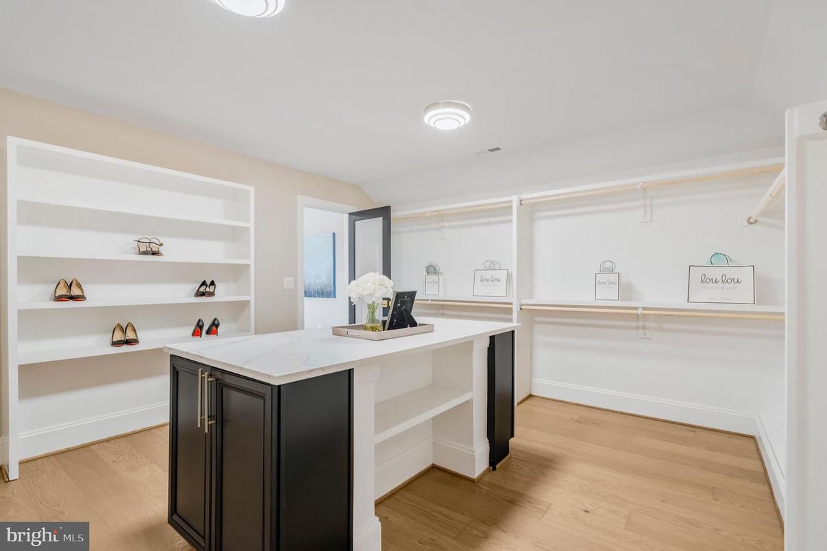 Interior, Walk-in Closets, Wood Texture Flooring