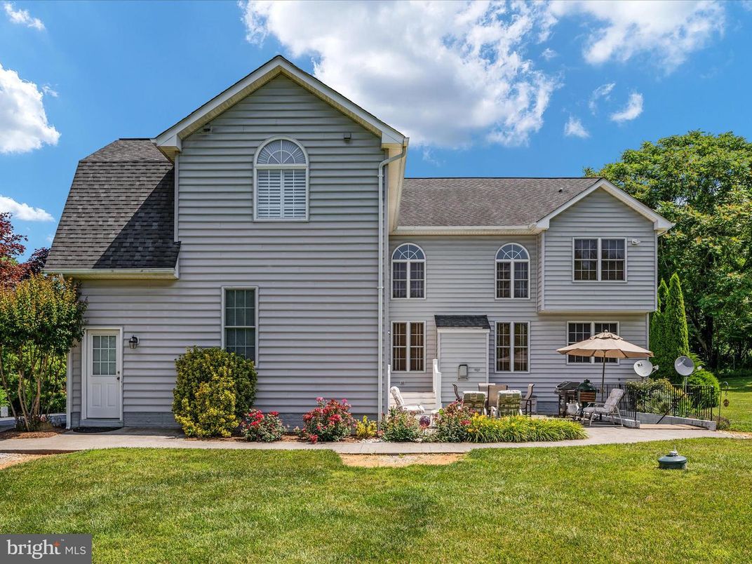 Backyard, Exterior, Facade, Farmhouse