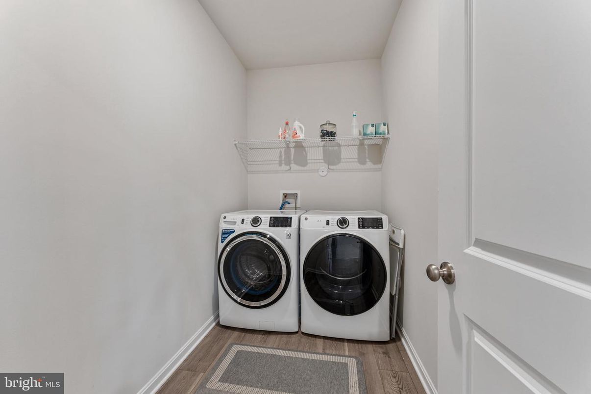Interior, Washer, Wood Texture Flooring