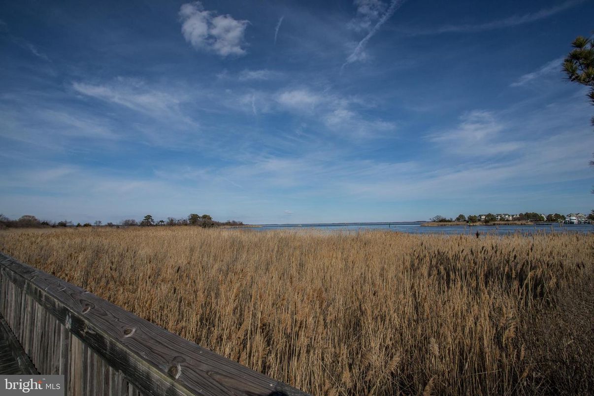 Exterior, Lake