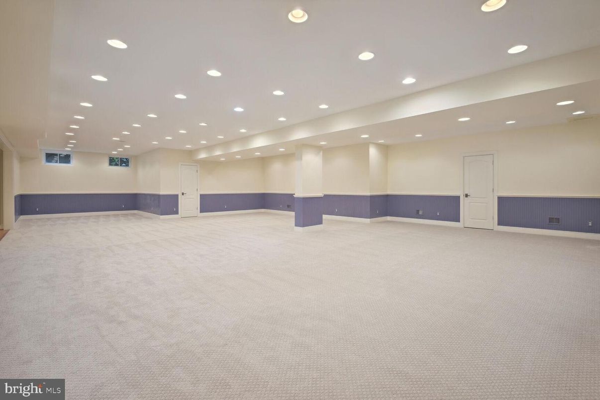 Empty room, Interior, Recessed Lighting