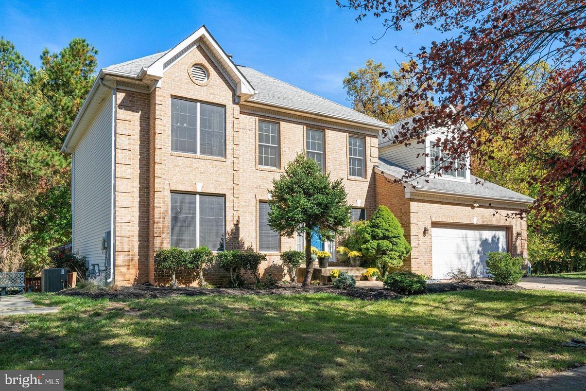 Attached, Exterior, Facade, Brick Facade, Georgian
