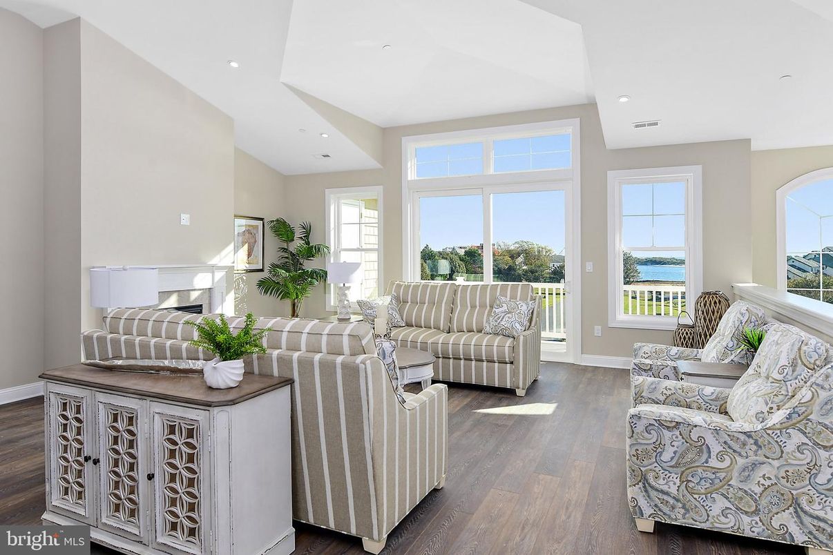 Interior, Living room, Recessed Lighting, Water, Wood Texture Flooring