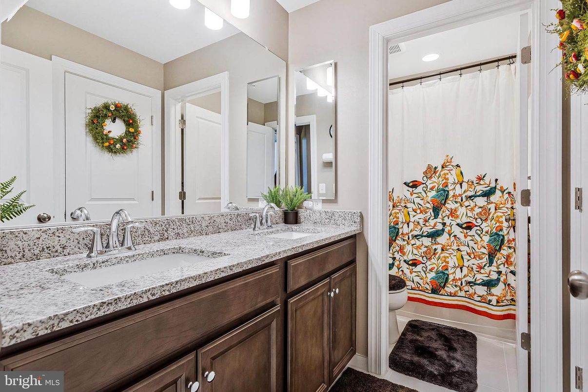 Bathroom, Dual Sink Vanities, Interior, Recessed Lighting