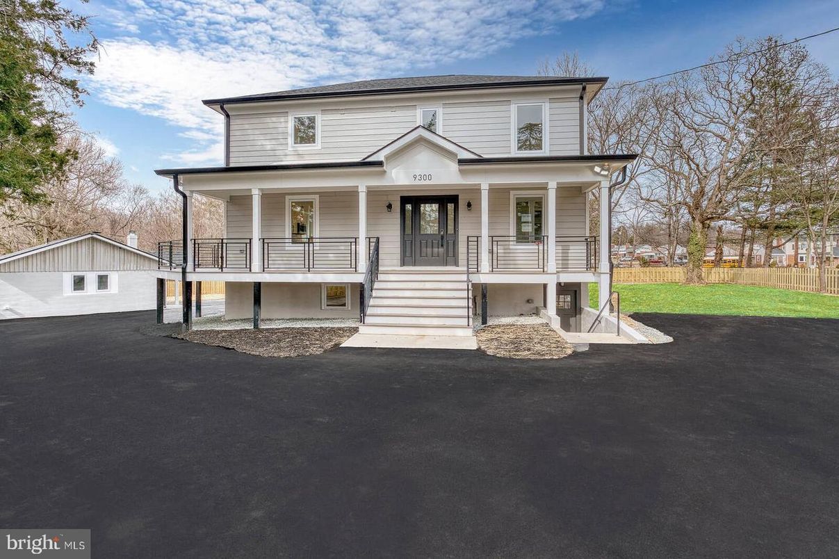 Exterior, Facade, American Foursquare