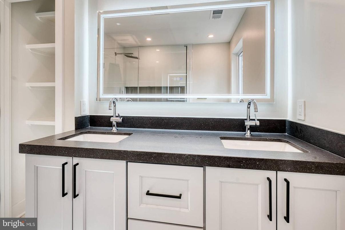 Bathroom, Dual Sink Vanities, Interior, Recessed Lighting