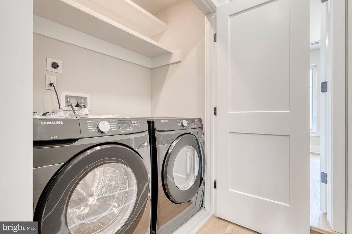 Interior, Washer, Wood Texture Flooring