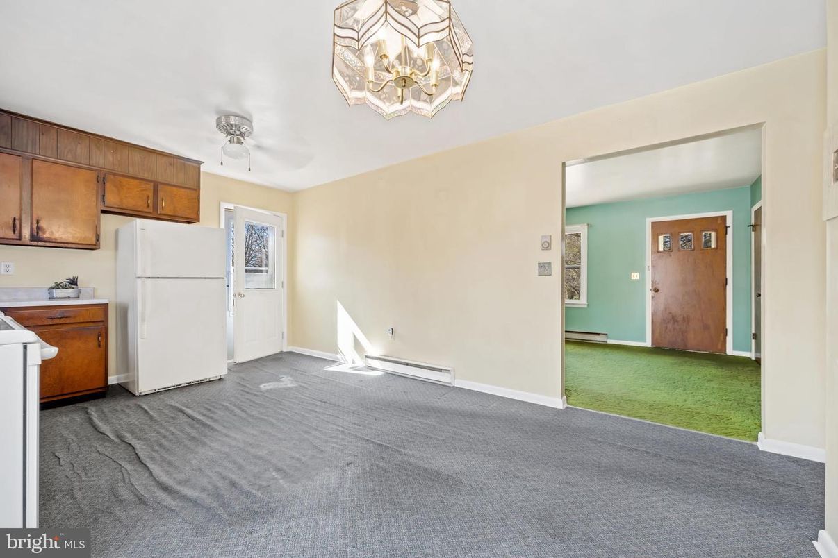 Chandelier, Empty room, Interior, Kitchen