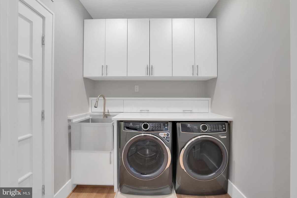 Interior, Washer, Wood Texture Flooring