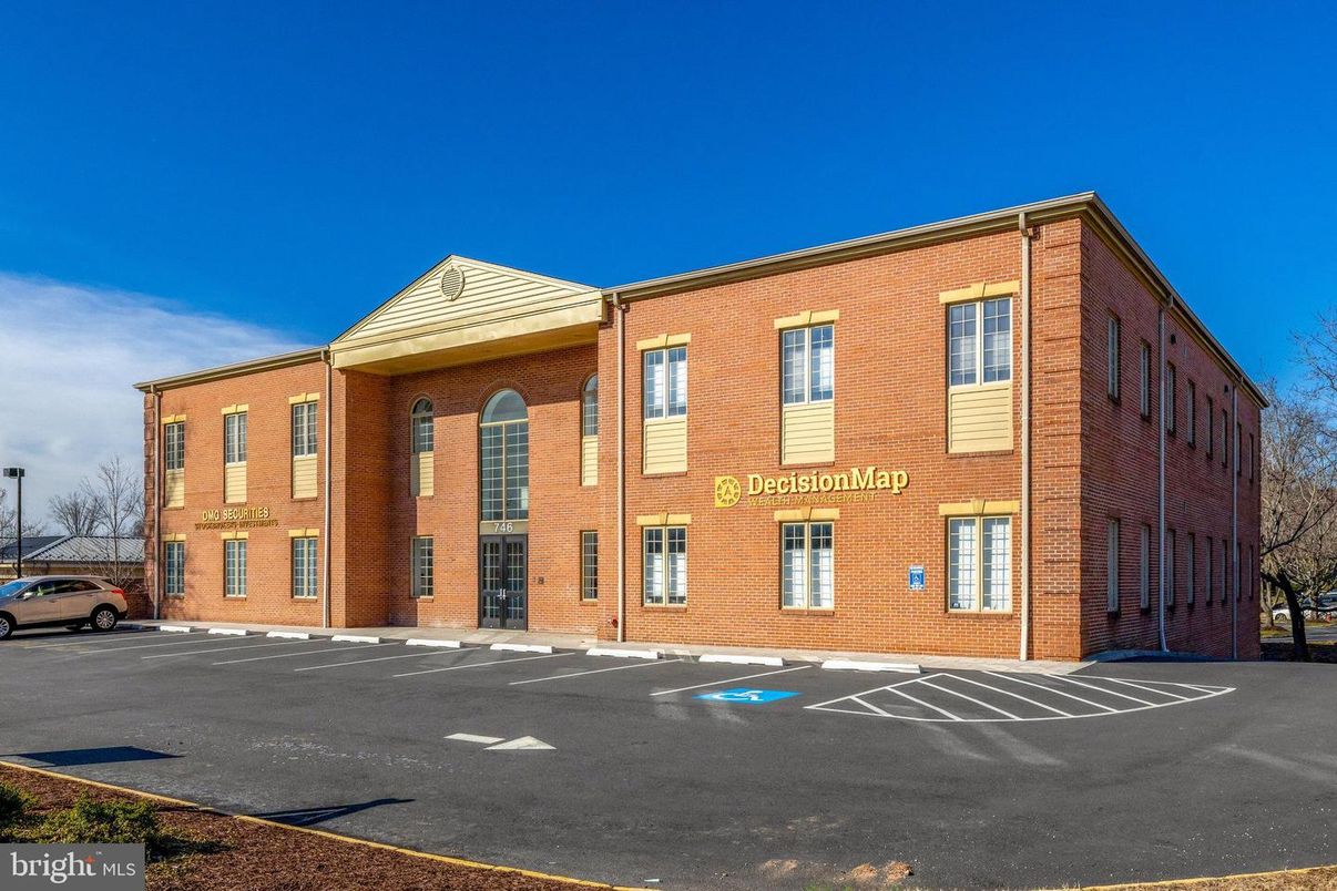 Exterior, Facade, Brick Facade, Rowhouse