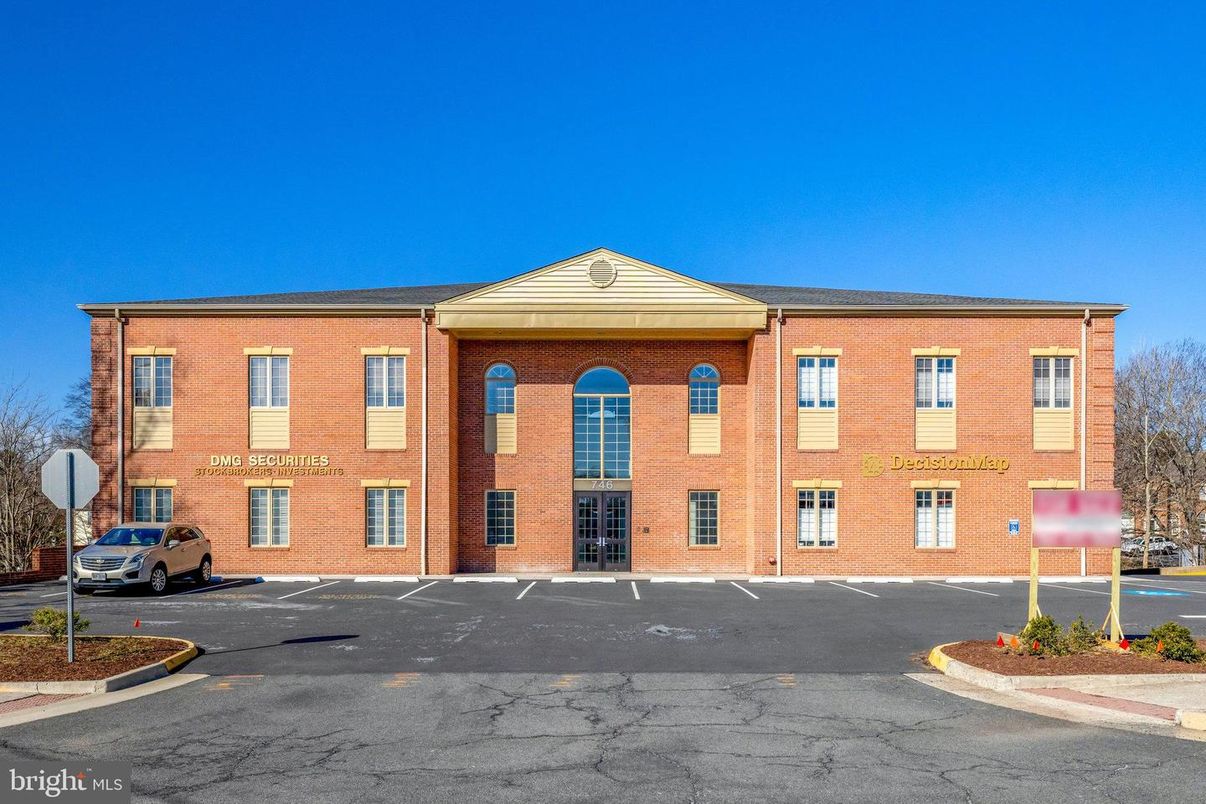 Exterior, Facade, Brick Facade, Georgian