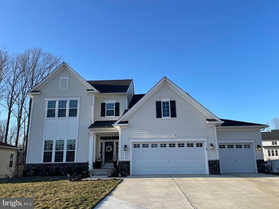 Attached, Exterior, Facade, Farmhouse