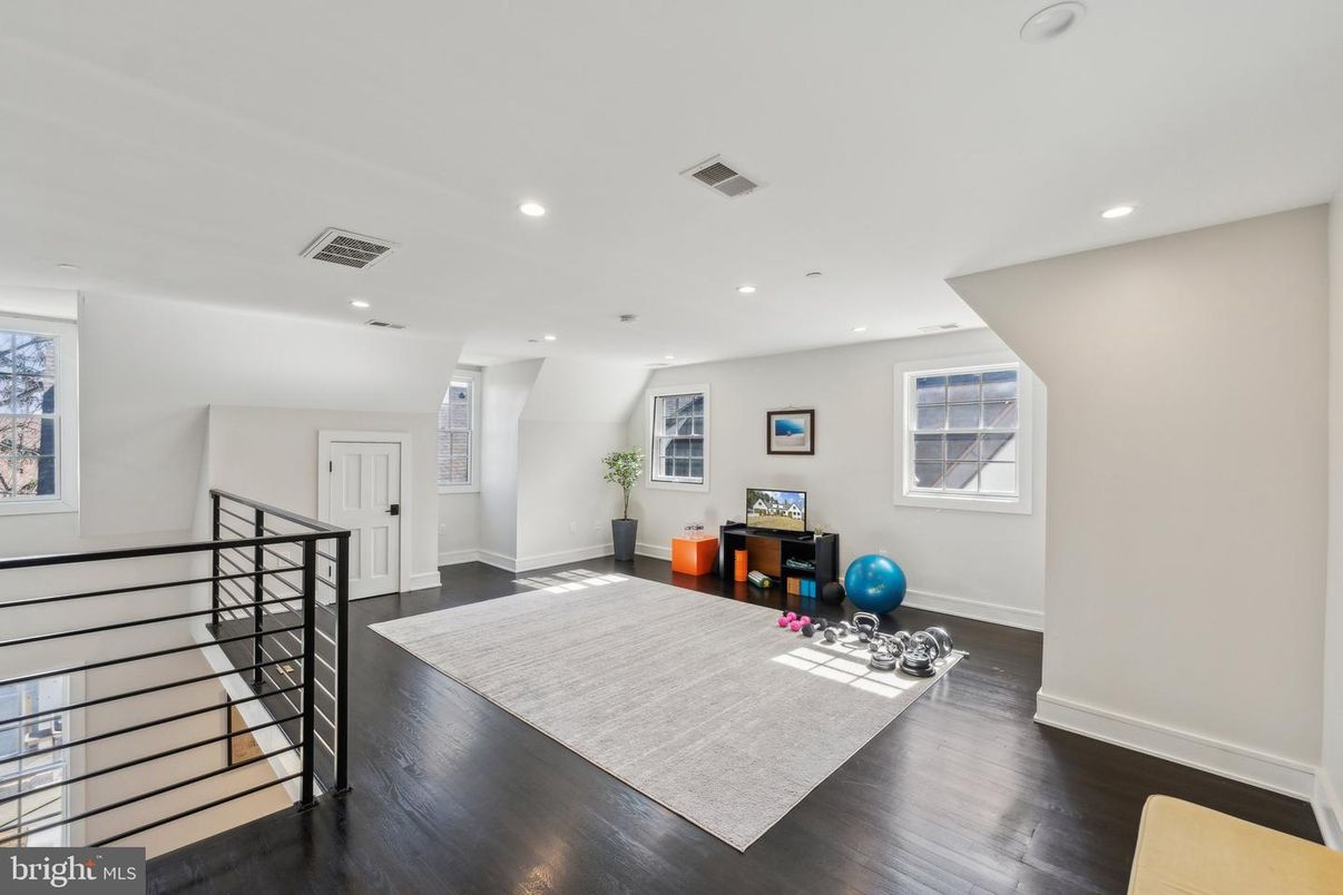 Fitness Equipment, Interior, Recessed Lighting, Wood Texture Flooring