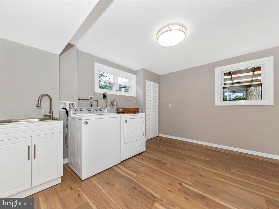 Interior, Washer, Wood Texture Flooring