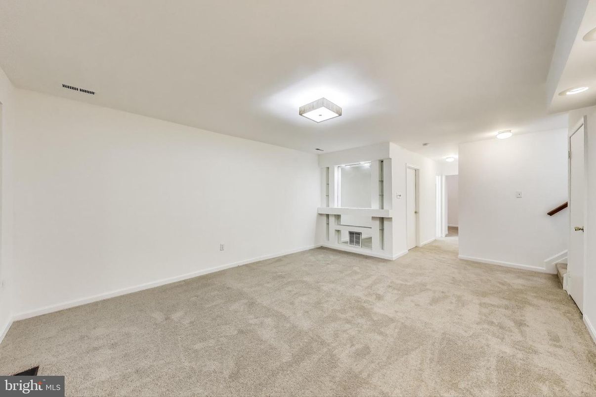 Empty room, Interior