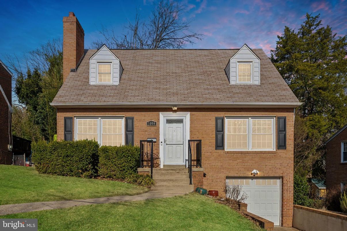Attached, Exterior, Facade, Cape Cod