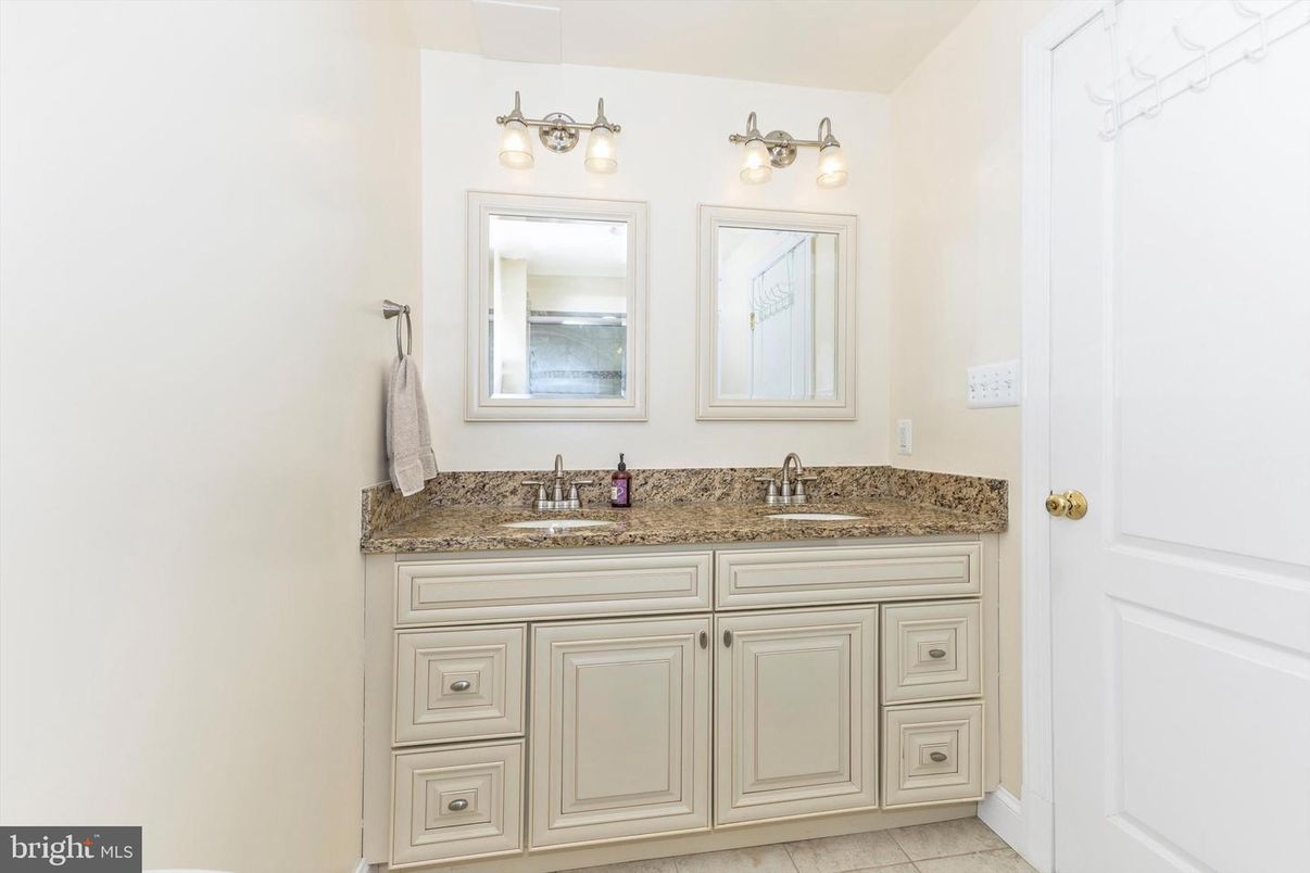 Bathroom, Dual Sink Vanities, Interior